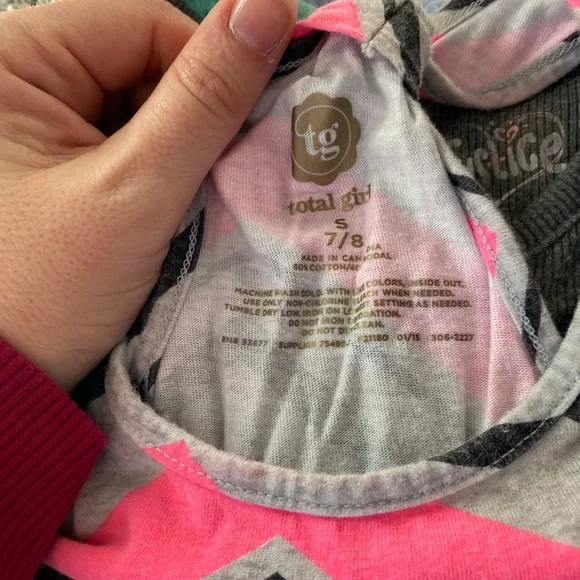 Bundle of 9 size medium (7/8) tanks. Various brands. - Picture 11 of 14